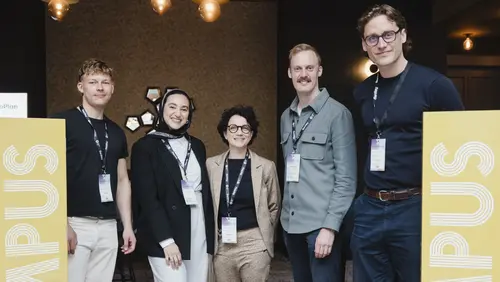 Das Bild zeigt die Gruppe "Wettbewerb Auf IT gebaut" auf dem buildingSMARTCampus.