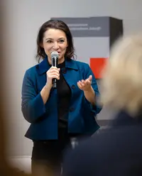 Das Bild zeigt Frau Dr. Janina Jänsch, Abteilungsleiterin für Mittelstand, Zukunftstechnologien und Start-ups im Bundesministerium für Wirtschaft und Energie (BMWE), wie sie Grußworte an die Teilnehmenden des 5. bundesweiten Netzwerktreffens der Ausbildungsbotschafter-Initiativen am 19.03.2026 in der IHK Düsseldorf richtet.