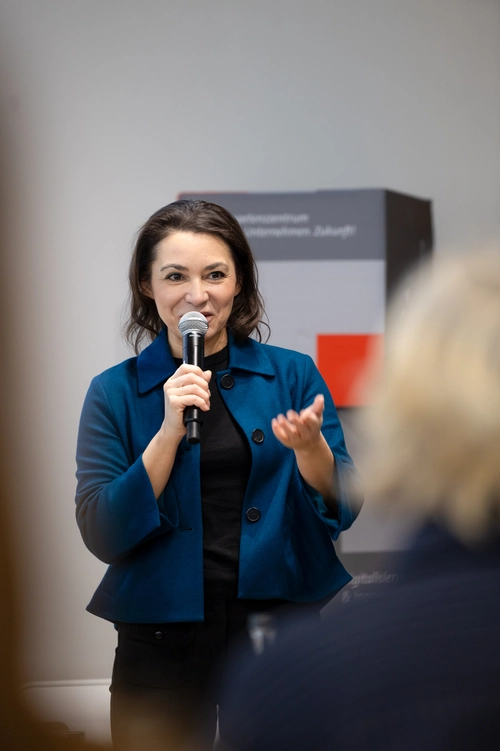 Das Bild zeigt Frau Dr. Janina Jänsch, Abteilungsleiterin für Mittelstand, Zukunftstechnologien und Start-ups im Bundesministerium für Wirtschaft und Energie (BMWE), wie sie Grußworte an die Teilnehmenden des 5. bundesweiten Netzwerktreffens der Ausbildungsbotschafter-Initiativen am 19.03.2026 in der IHK Düsseldorf richtet.