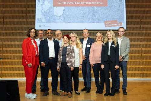 Das Bild ist ein Gruppenfoto, auf dem 10 Personen zusammen auf der Bühne stehen. Von links nach rechts: Kerstin Hunkel-Hitzel, Günter Blochmann, Ingo Reifgerste, Karlheinz Brömer, Tanja Leis, Brigitte Fleischmann, Jens Nagel, Kathleen Megerlin, Laura Hess, Daniel Jennewein
