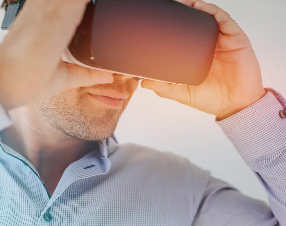 mann mit vr brille – © Jacob Ammentorp Lund / 123RF